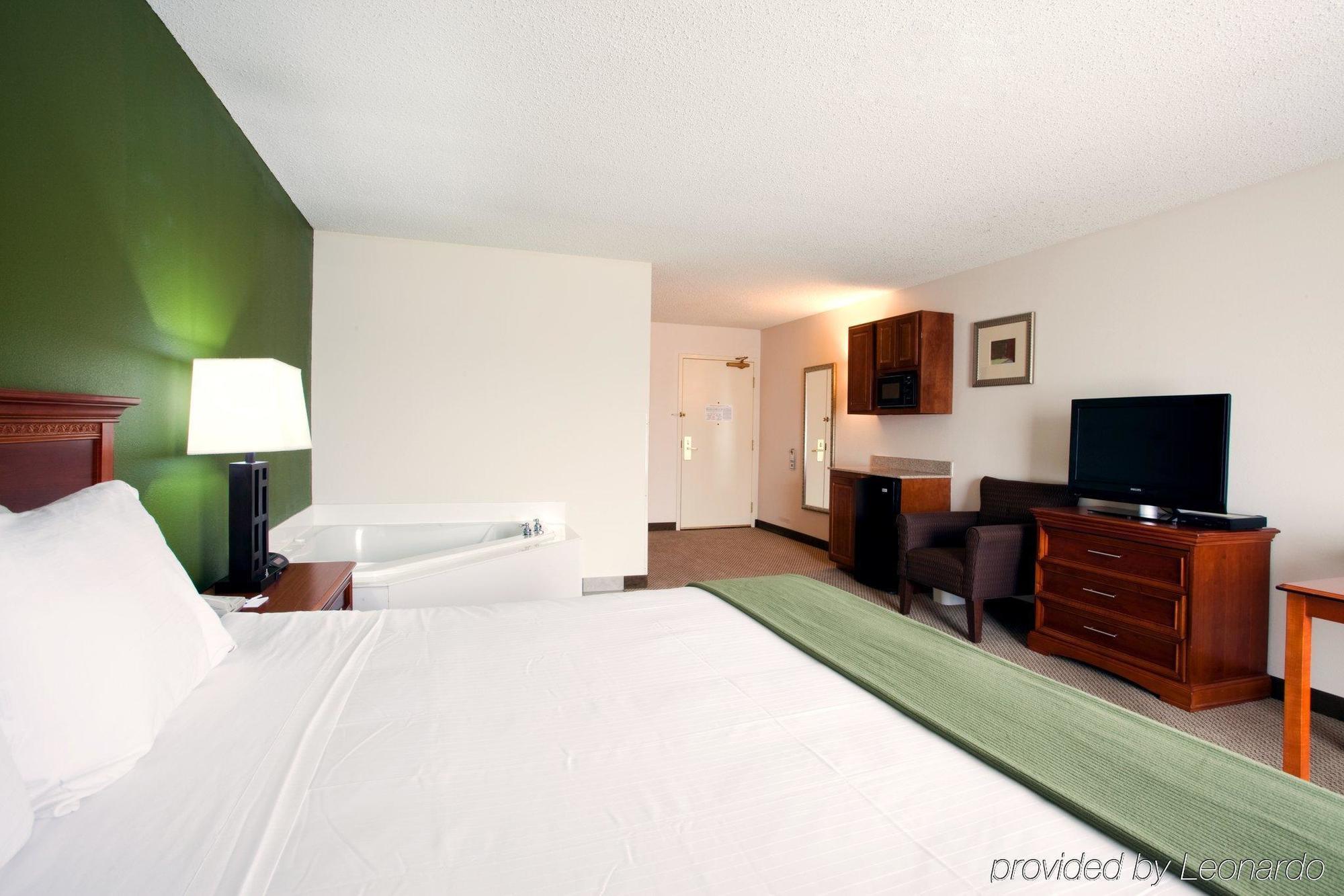 Holiday Inn Express Hotel & Suites Dublin, An Ihg Hotel Room photo